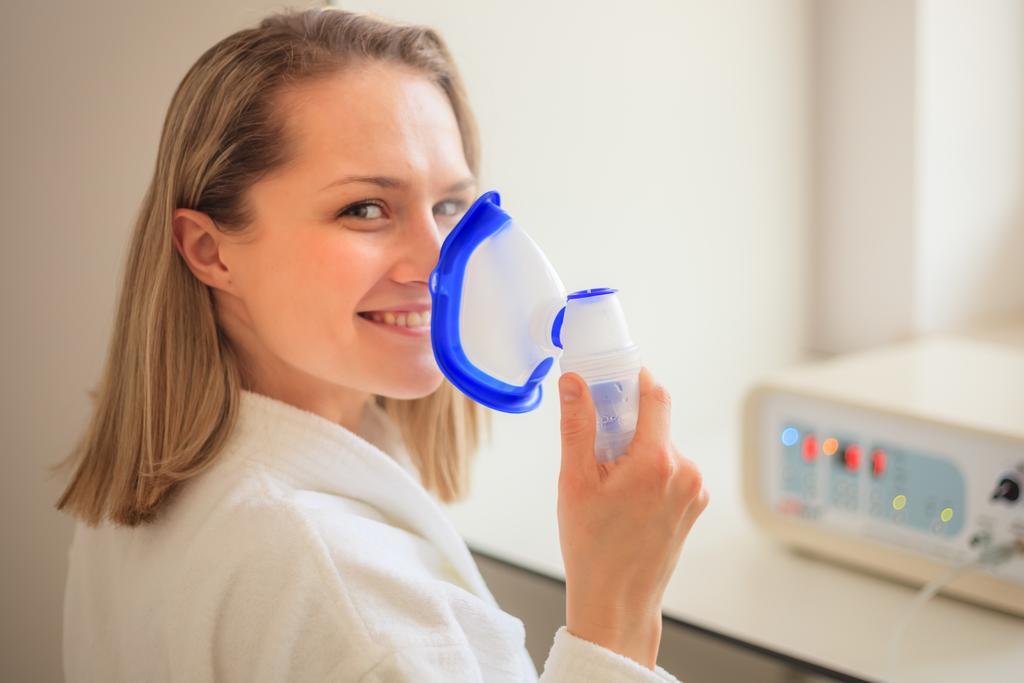 그랜드 루비치 우즈드로비스코 우스트카 호텔 외부 사진 A woman inhaling nitrous oxide