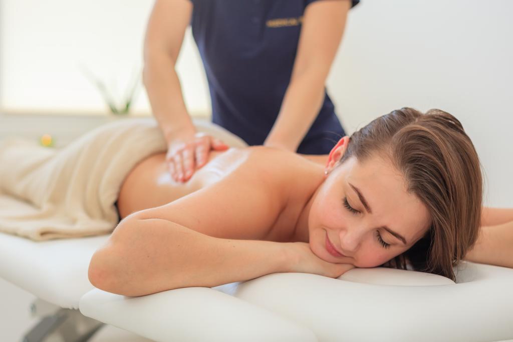 그랜드 루비치 우즈드로비스코 우스트카 호텔 외부 사진 A woman receiving a massage