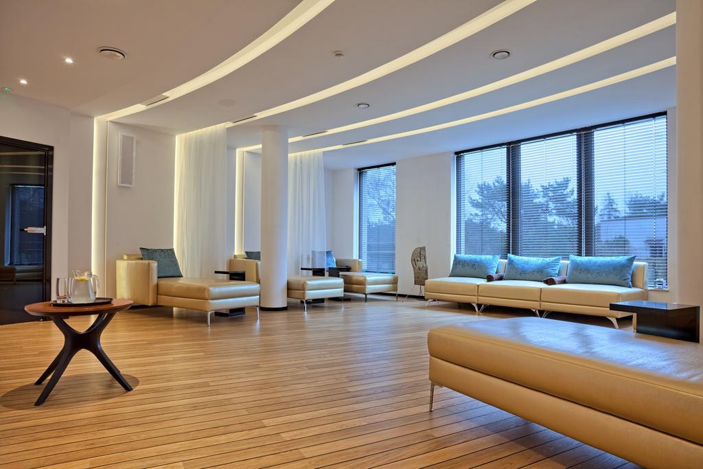 그랜드 루비치 우즈드로비스코 우스트카 호텔 외부 사진 The interior of the lounge