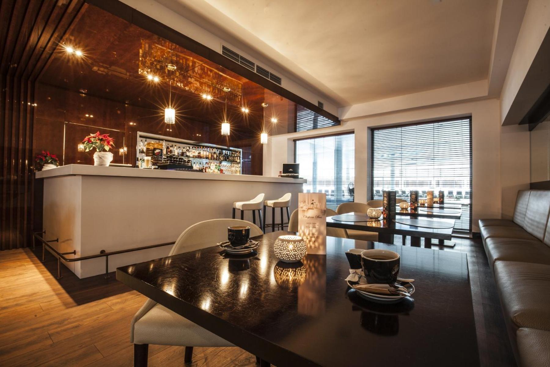 그랜드 루비치 우즈드로비스코 우스트카 호텔 외부 사진 The interior of the restaurant