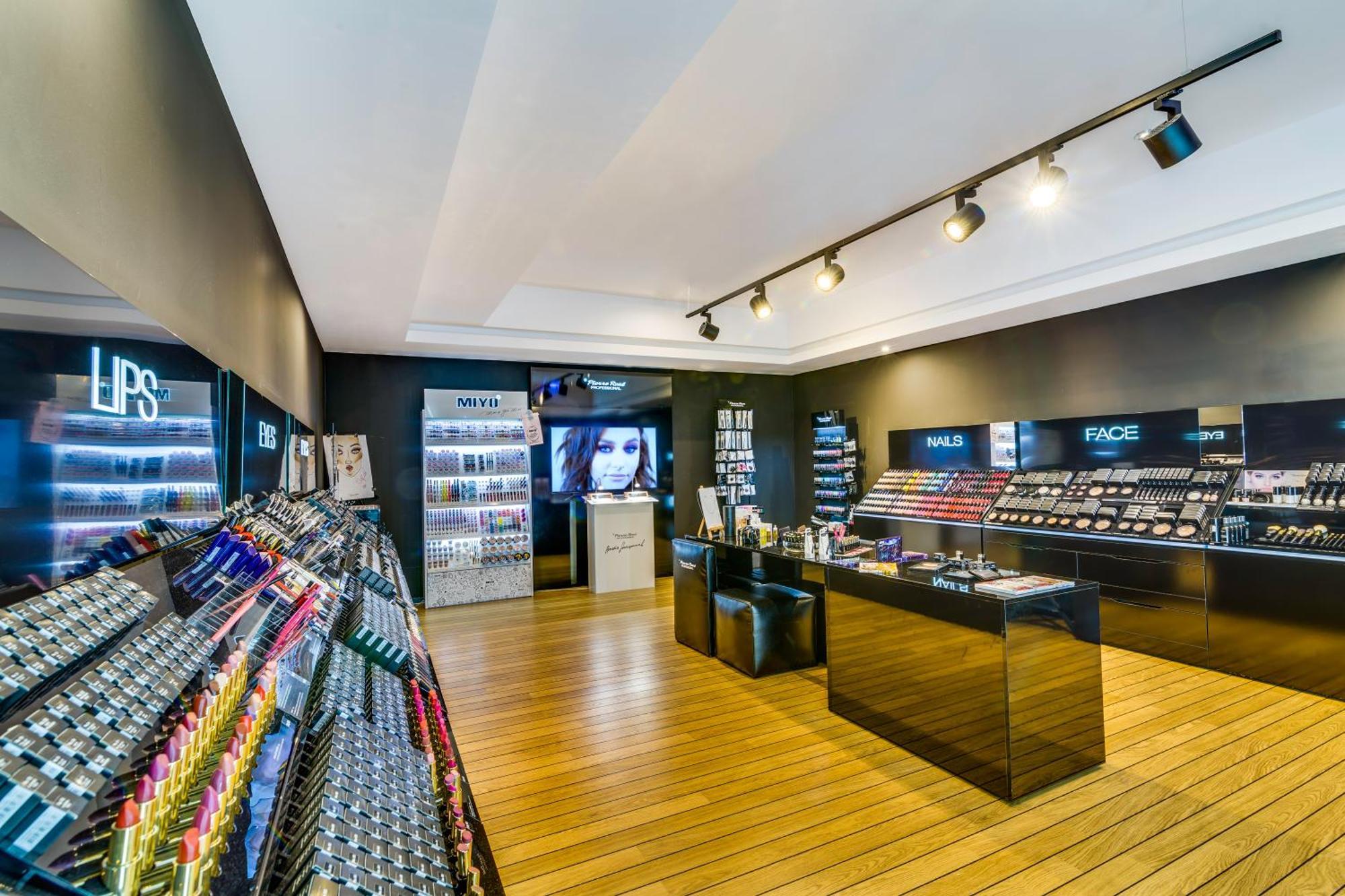 그랜드 루비치 우즈드로비스코 우스트카 호텔 외부 사진 A makeup store in Singapore