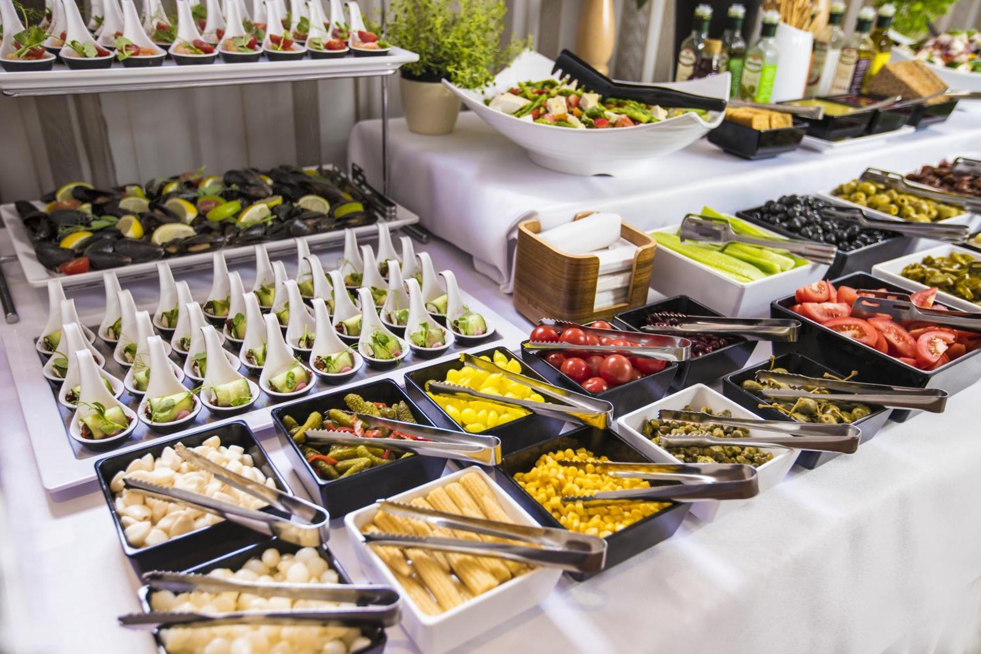 그랜드 루비치 우즈드로비스코 우스트카 호텔 외부 사진 A salad bar