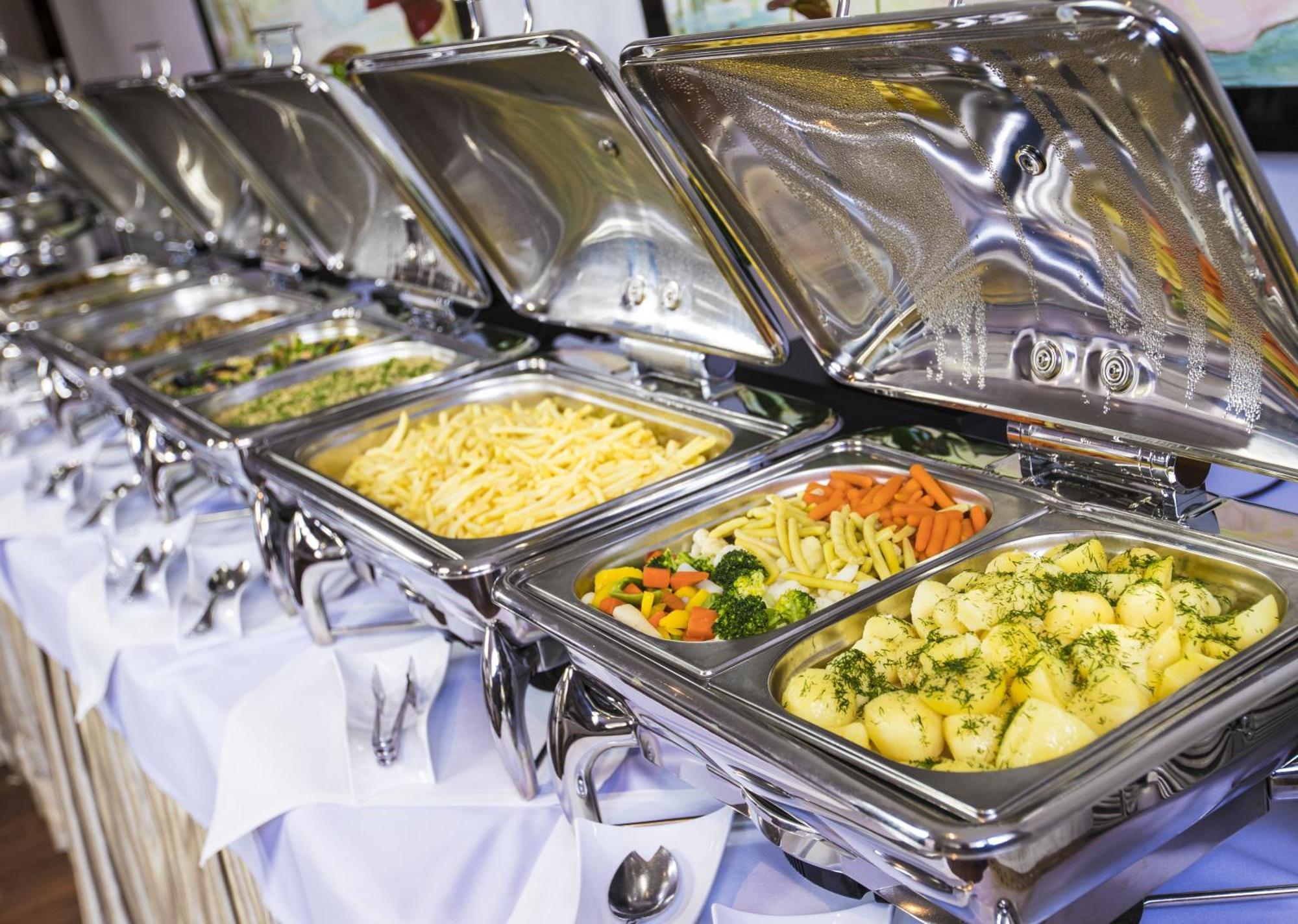 그랜드 루비치 우즈드로비스코 우스트카 호텔 외부 사진 A chafing dish buffet