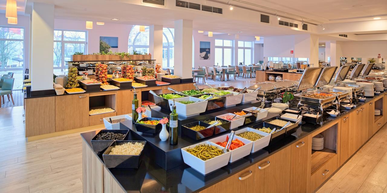 그랜드 루비치 우즈드로비스코 우스트카 호텔 외부 사진 A buffet at a hotel