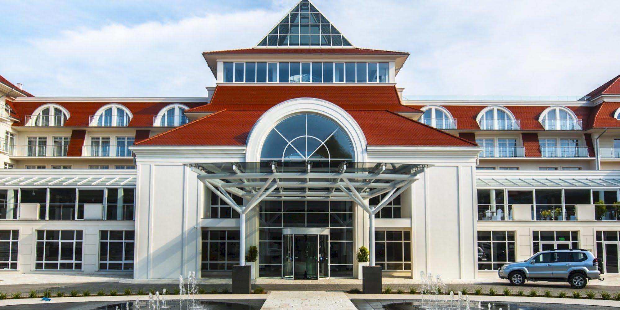 그랜드 루비치 우즈드로비스코 우스트카 호텔 외부 사진 The main entrance of the hotel