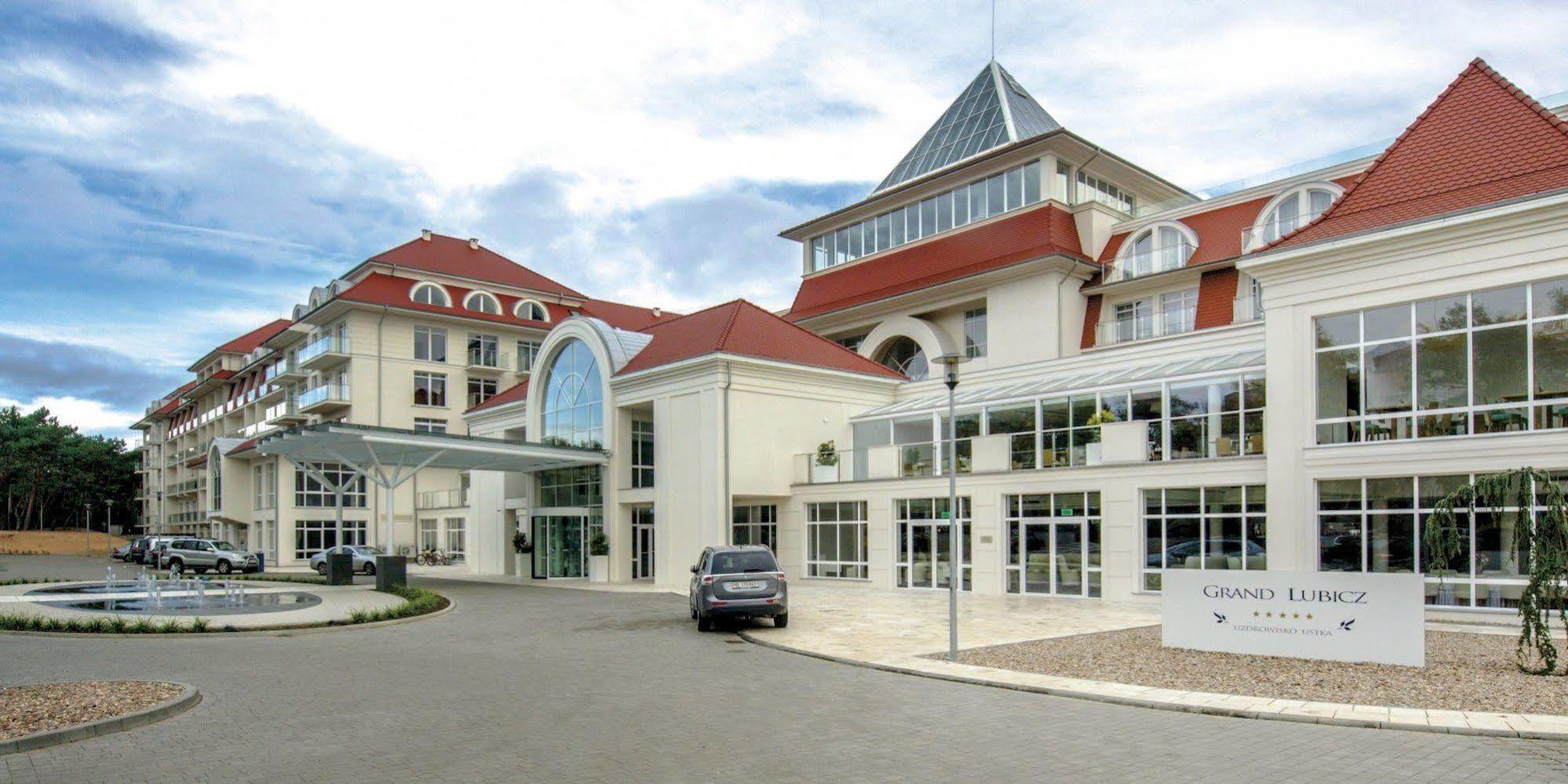 그랜드 루비치 우즈드로비스코 우스트카 호텔 외부 사진 The main entrance of the hospital