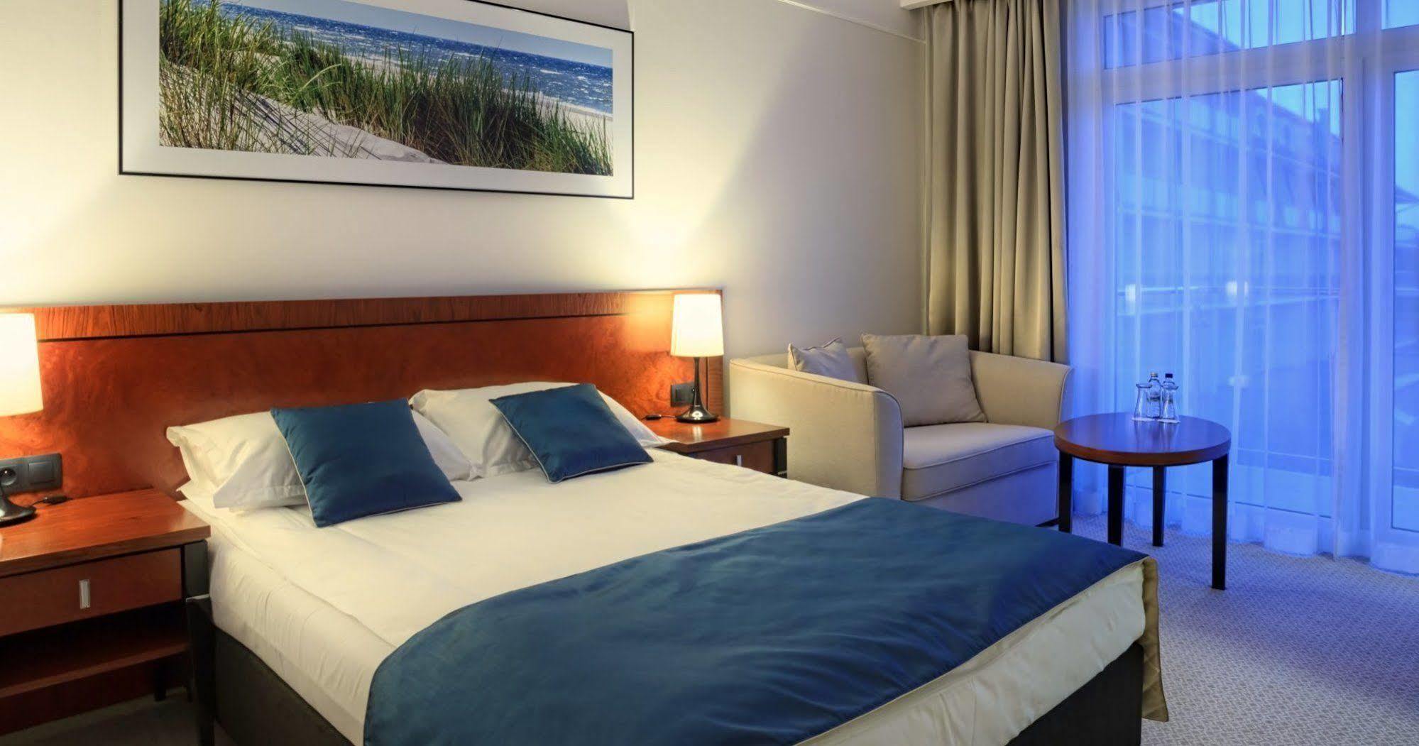 그랜드 루비치 우즈드로비스코 우스트카 호텔 외부 사진 A room at the Radisson Blu hotel in Tallinn, Estonia