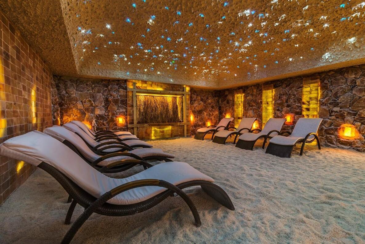 그랜드 루비치 우즈드로비스코 우스트카 호텔 외부 사진 Salt cave at the Grand Spa in Bucharest, Romania